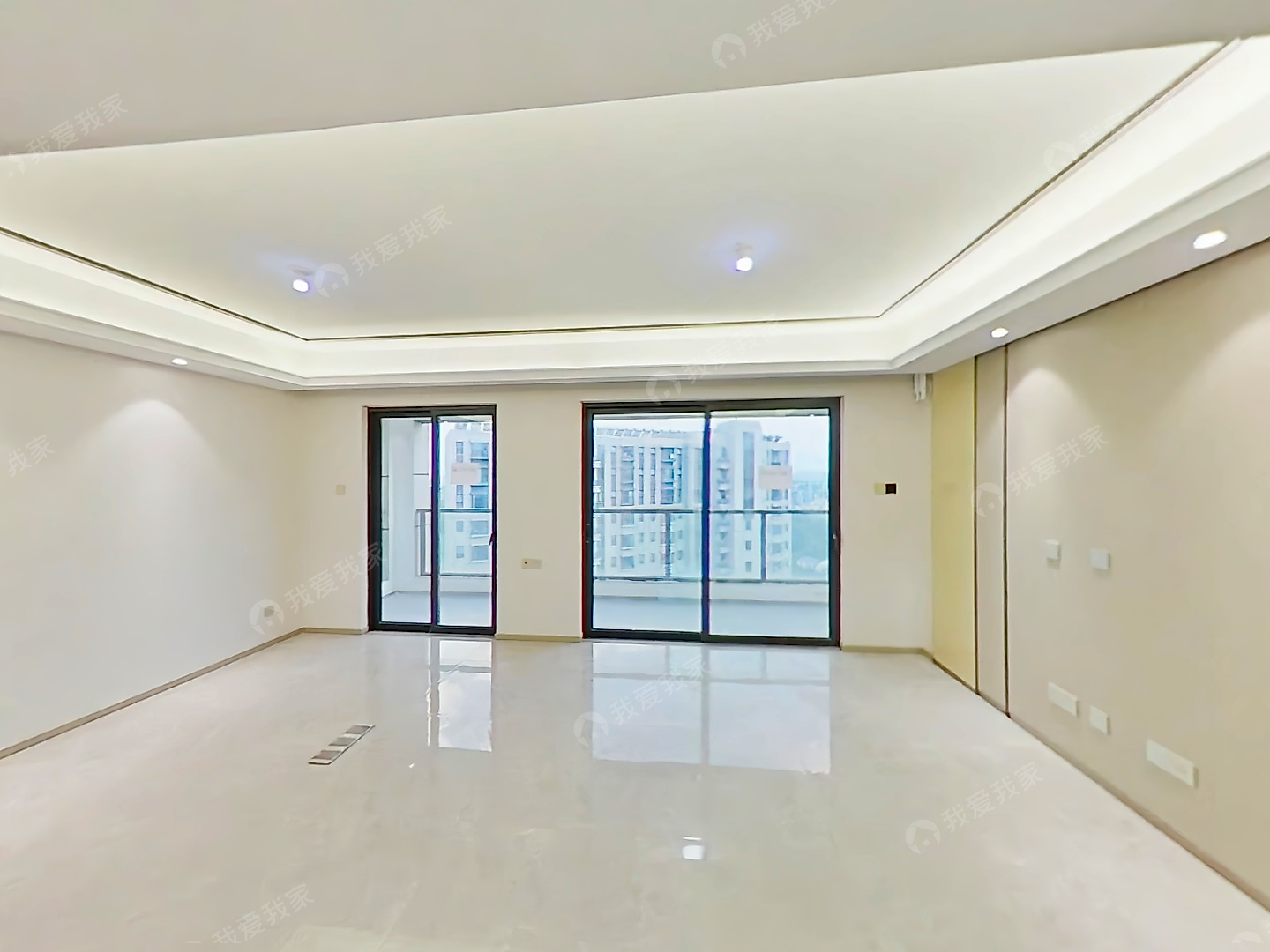 月牙湖钟山峰景 精装修 凤凰层满两年看房方便 全新未入住诚售