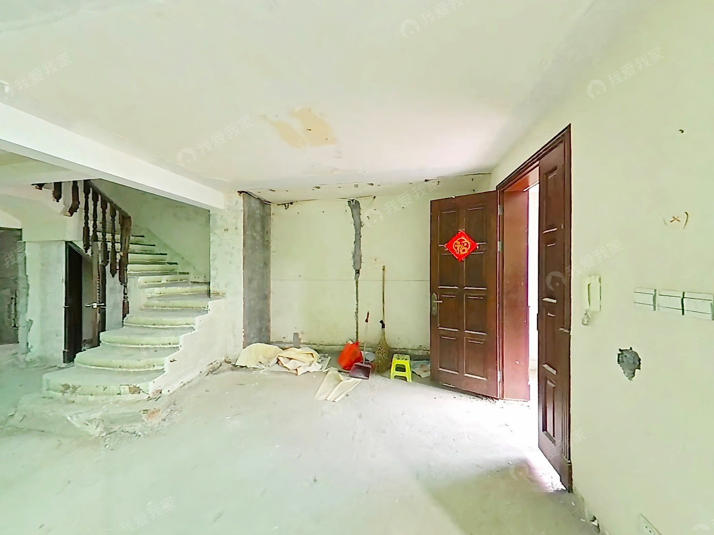 下叠别墅，挑高客厅落地窗，南60平花园，看小区花园