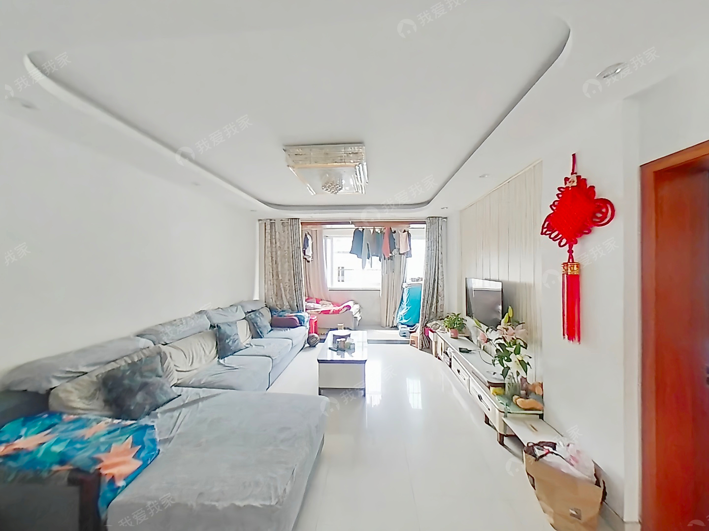 城市新贵，装修两居室，中间楼层采光很，诚心出售，给车库