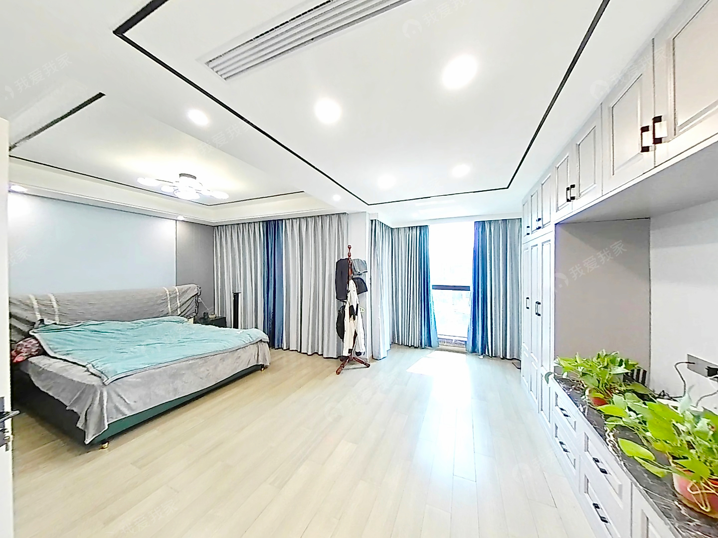 5H线地T口次新小区联排别墅，带南北花园保养好可直接拎包入住
