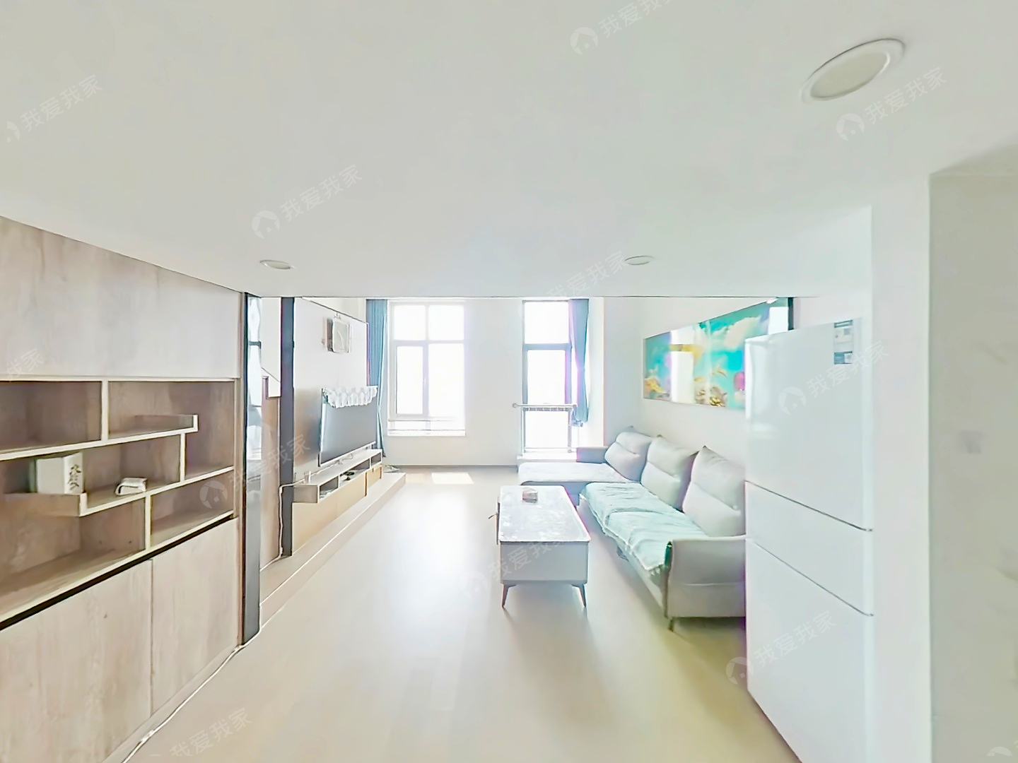 下楼是地铁、100平的LOFT、三室两个卫生间！中铁物业