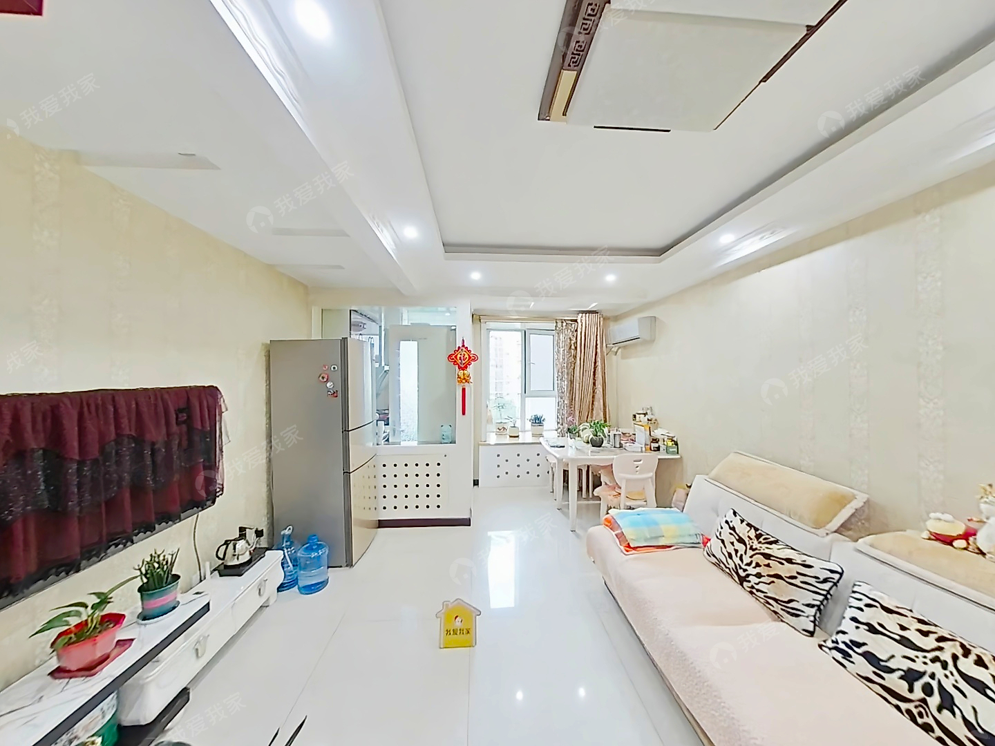此房户型为2室1厅2卫，建筑面积为82平米，朝向为西。